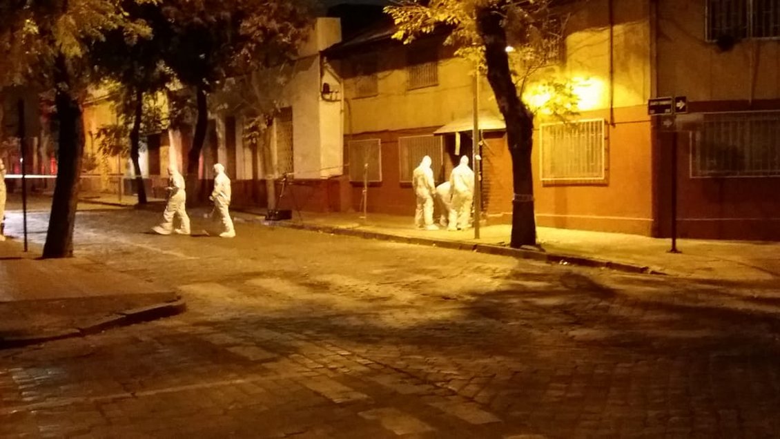 Carabineros investiga atentado incendiario a cooperativa en centro de Santiago