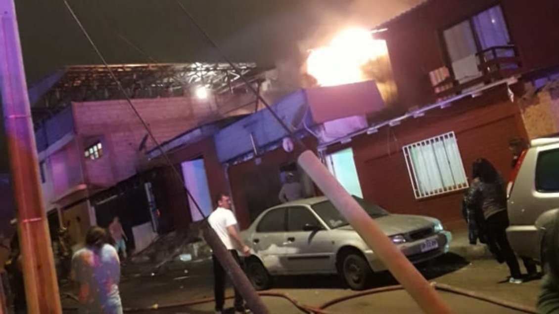 Antofagasta: Incendio destruyÃ³ dos inmuebles y dejÃ³ a 12 personas damnificadas