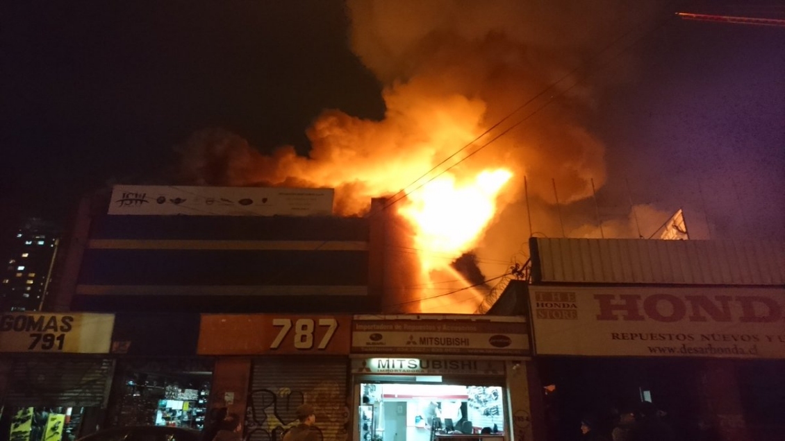Incendio destruye viviendas y locales comerciales en Santiago Centro