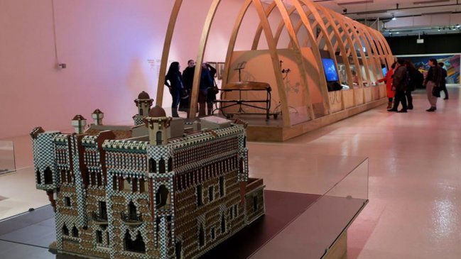  Gaudí atrae a miles de chilenos con una expo de su obra en Valparaíso  