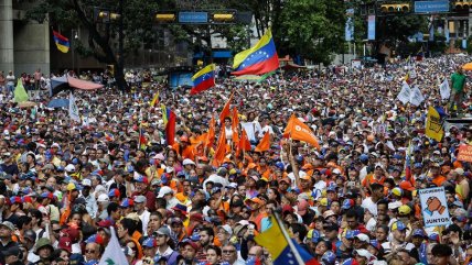  Chavismo y oposición movilizaron multitudes en manifestaciones por Venezuela  