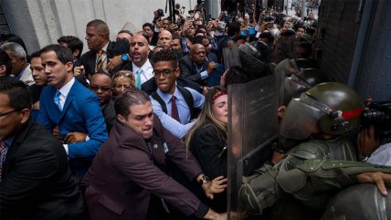  Policía venezolana impidió a Guaidó entrar al Parlamento  