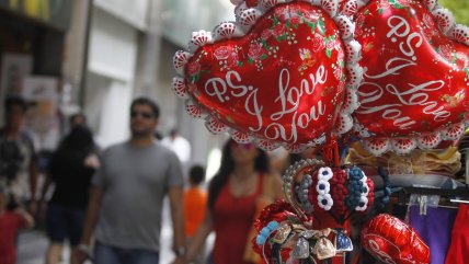   Transeúntes y comerciantes celebran un Día de San Valentín más austero 