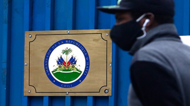   Centenares de haitianos continúan acampando afuera de la embajada pidiendo su repatriación 