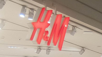  Investigan si H&M firmó anexos de contrato para que sus vendedores trabajen  