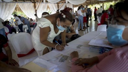  Cientos de parejas se casaron en boda masiva en Nicaragua  