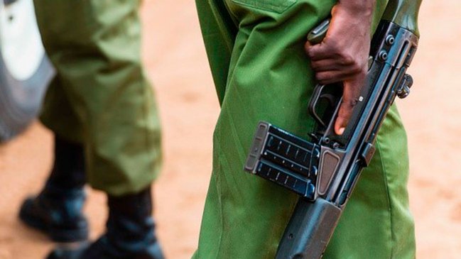   Policía mató a su esposa y luego disparó contra la multitud en Kenia: Seis muertos y dos heridos 