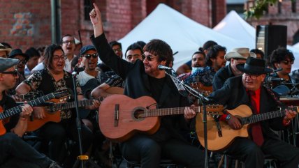   Álvaro Henríquez inauguró Santiago a Mil con homenaje a Roberto Parra 