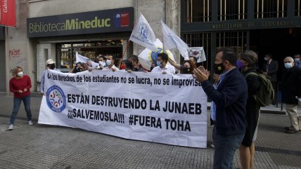   Funcionarios exigen la salida del director de Junaeb por fallas en beneficios estudiantiles 