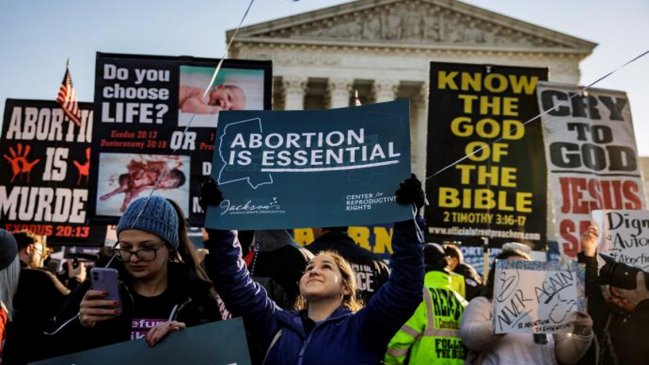  El gobernador de Oklahoma firmó la ley de aborto más restrictiva de EEUU  