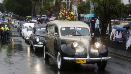  Autos antiguos llevaron las calles de Medellín al pasado durante la Feria de Flores  
