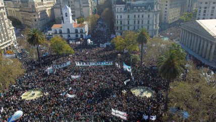  Miles de manifestantes se movilizan por Buenos Aires en repudio al ataque contra Fernández  