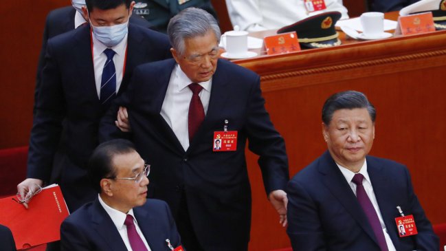  Hu Jintao fue escoltado fuera del Congreso del Partido Comunista en aparente purga política  