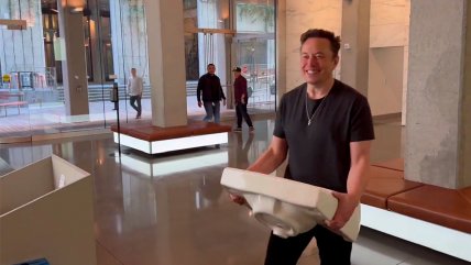   Elon Musk entró en la sede de Twitter con un lavamanos 
