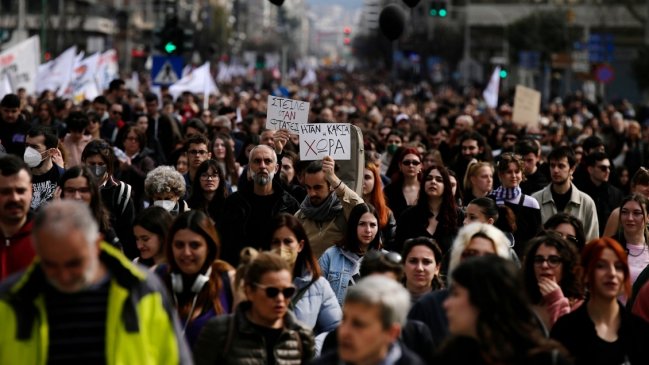  Grecia vive masiva huelga del sector público por la tragedia ferroviaria  