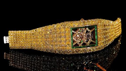   Con 425 diamantes: Presentan el reloj más caro del mundo 