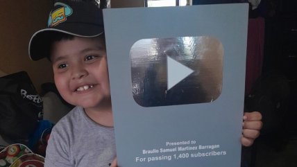   Tierno papá creó placa de YouTube de madera para su hijo por llegar a 1.400 suscriptores: Ahora superó los 85.000 