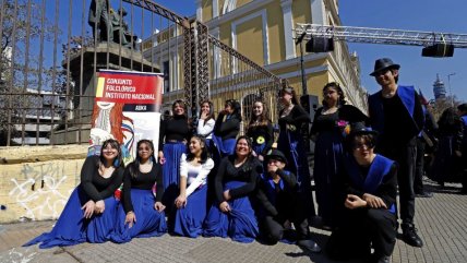   Instituto Nacional celebra 210 años con folclor en plena Alameda 
