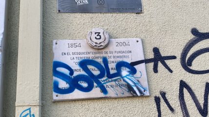   Vandalizan placa de mártires de Bomberos en Valparaíso 
