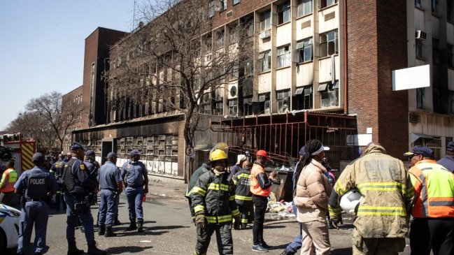  Incendio en edificio de Sudáfrica dejó al menos 73 fallecidos  