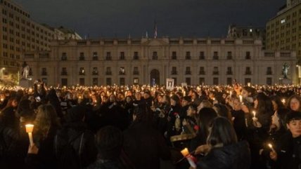   Miles de mujeres rodearon La Moneda en silencio para conmemorar los 50 años del golpe 