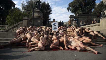  Activistas se desnudaron para exigir el fin del uso de pieles en Europa  