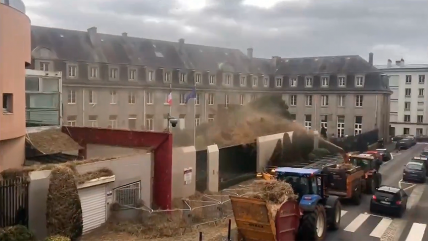   Agricultores arrojaron estiércol a edificios de Gobierno en Francia 