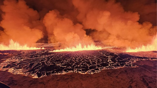   Islandia: Entró en erupción volcán de Grindavik luego de meses de alerta 