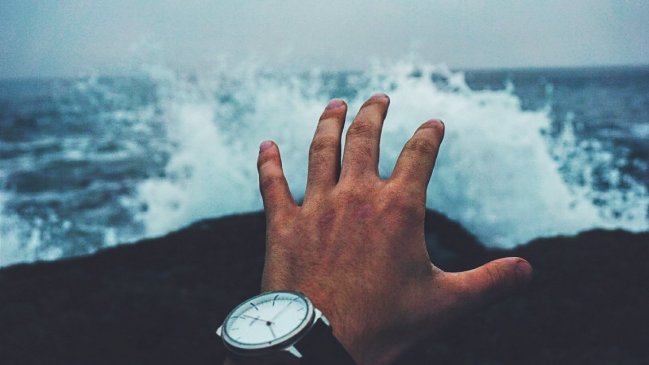   Hombre que pasó un día en el mar usó el reflejo de su reloj para pedir ayuda 