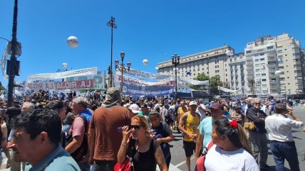   Miles de argentinos protestan contra las reformas de Javier Milei 