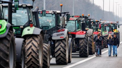   Agricultores cortan caminos en Francia y Bélgica 