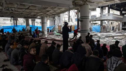   Palestinos oran en mezquita destruida por bombardeos de Israel 
