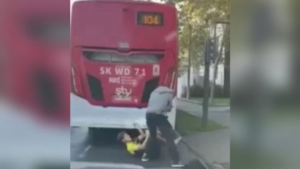  Lo intentó atropellar y lo golpeó en el suelo: Denuncian agresión de chofer de buses Red a ciclista  