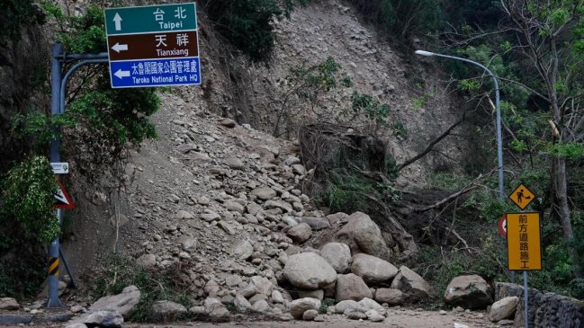  Equipos de emergencia continúan las labores de rescate tras el terremoto de Taiwán  