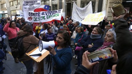   Vecinos del campamento Felipe Camiroaga protestaron ante Minvu Valparaíso 