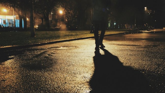  Encuesta Bicentenario: El 51% teme caminar solo de noche por su barrio  