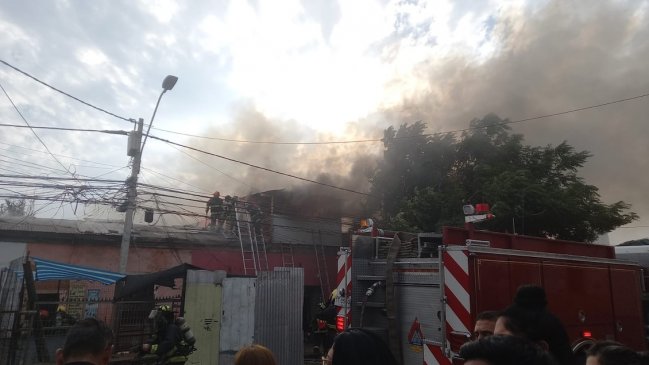  Incendio en Estación Central afectó cuatro casas y dejó un bombero herido  