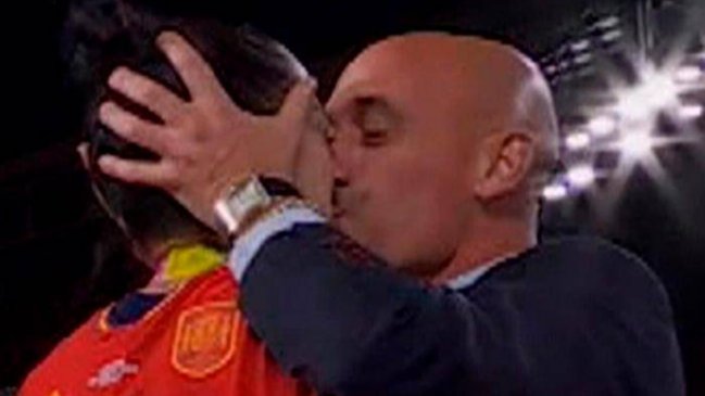   Audiencia Nacional de España dio el visto bueno para que se juzgue a Rubiales por beso a Hermoso 