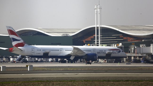   Aves causaron retrasos en el Aeropuerto de Santiago: Piden a pasajeros estar atentos 