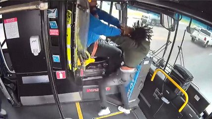   Pasajero atacó a chofer de un bus en movimiento y ocasiona brutal choque 