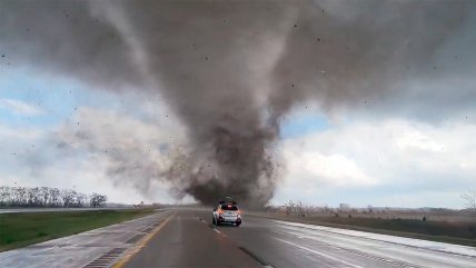   Hipnótica persecución a un tornado en Nebraska 