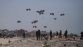 Con paracaídas lanzan ayuda humanitaria en Gaza