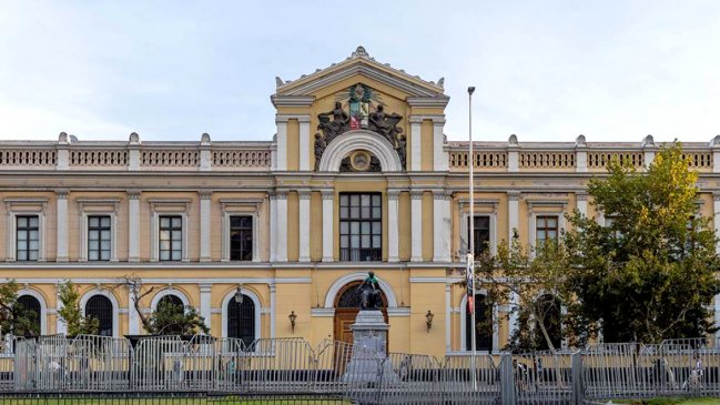  Corte Suprema ordena a U. de Chile otorgar título profesional a alumna que debe $42 millones  