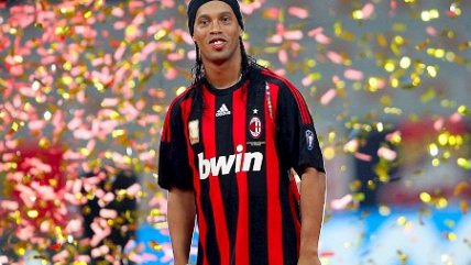 Ronaldinho fue presentado en AC Milan