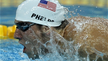   Michael Phelps rompió el récord olímpico en los 400 metros combinados 