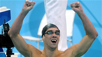   Michael Phelps comenzó su cosecha dorada con récord mundial 