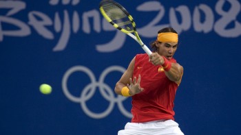   Rafael Nadal prolongó su sueño en Beijing con una victoria ante Hewitt 
