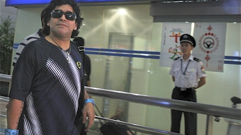   Diego Maradona arribó a Shangai para apoyar a Argentina 
