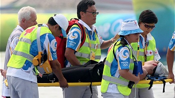   Kristel Köbrich pagó el precio de su esfuerzo y sufrió un desmayo en prueba de aguas abiertas 