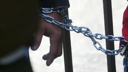 Movilh se encadenó a sede de la UDI por homofobia de sus parlamentarios